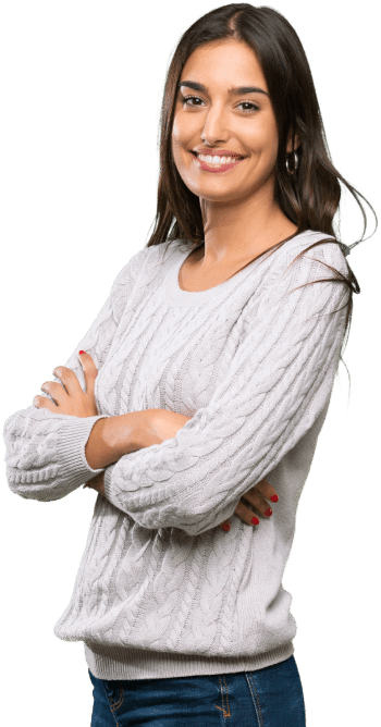 Fotografia ukazuje uśmiechniętą kobietę w średnim wieku, która jest wyraźnie zachwycona z rozliczenia wykonanego przez biuro podatkowe KDF-Podatki w Kielcach. Klientka patrzy z ulgą w obiektyw, a jej postawa z lekko przechyloną głową wyraża sympatię i zadowolenie.