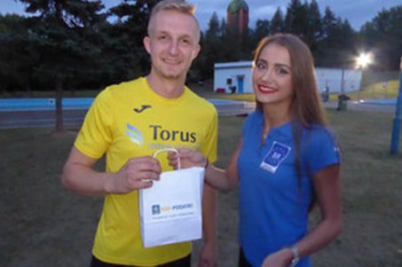 Patrycja Pabis, miss nastolatek z zamiłowaniem do futbolu, namawia do wspólnego kibicowania na turniejach.
