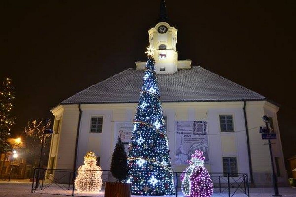 Ulice jaśnieją feerią barw. Czerwone, zielone i złote światła tworzą bajeczny, świąteczny nastrój. Zachwycające bożonarodzeniowe dekoracje!