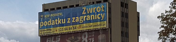 Reklama firmy KDF-Podatki umieszczona na dużym bilbordzie w Gorzowie Wielkopolskim. Billboard ma prostą, jednobarwną formę graficzną w kolorze niebieskim. Zawiera logo firmy KDF-Podatki oraz hasło "Zwrot Podatku z Zagranicy" napisane dużą żółtą czcionką. Billboard ma zachęcić mieszkańców Gorzowa do skorzystania z usług firmy w zakresie rozliczania podatków z zagranicy.