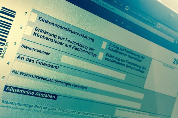 Zdjęcie przedstawia ekran komputera, na którym widoczny jest fragment wniosku o nadanie numeru identyfikacji podatkowej (Identifikationsnummer) w Niemczech. Widać pola formularza do wypełnienia dotyczące danych osobowych wnioskodawcy. Fotografia ilustruje artykuł na blogu KDF Podatki omawiający różnice między niemieckimi numerami identyfikacji podatkowej.