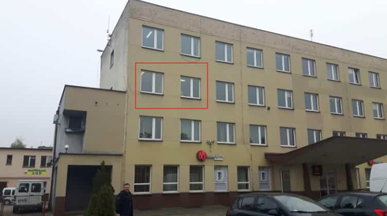 Fotografia przedstawia żółty budynek z boniowanym parterem. Na środkowym piętrze umieszczony jest napis "KDF-PODATKI Oddział w Lesznie", wskazujący lokalizację biura firmy.