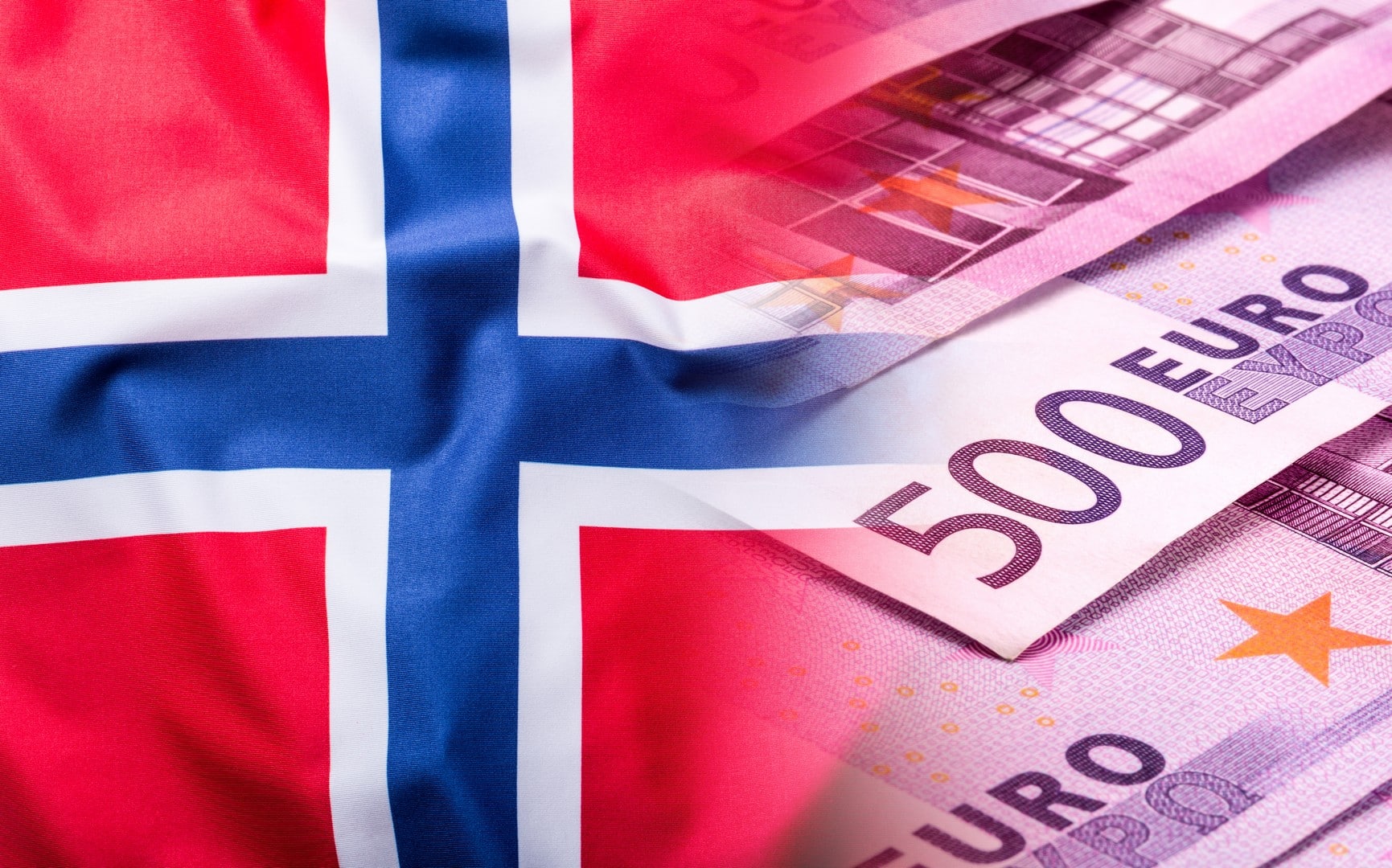 Zdjęcie przedstawia flagę Norwegii na tle banknotów euro. Widoczne są również banknoty o nominale 500 euro.
